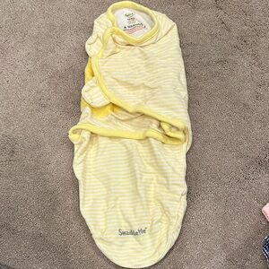 SwaddleMe Soft Yellow Striped Wrap. Sz small